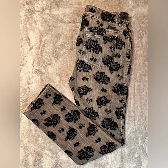 Chico's Platinum Denim Grey Jeans w/ Black Floral pattern (See chart in pics) - Picture 1 of 9